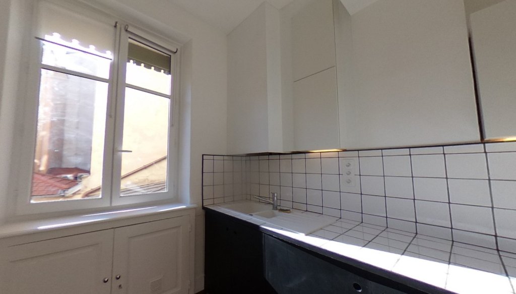 APPARTEMENT T3 A LOUER - LYON 7EME ARRONDISSEMENT - 94.51 m2 - 1 230 &euro; charges comprises par mois