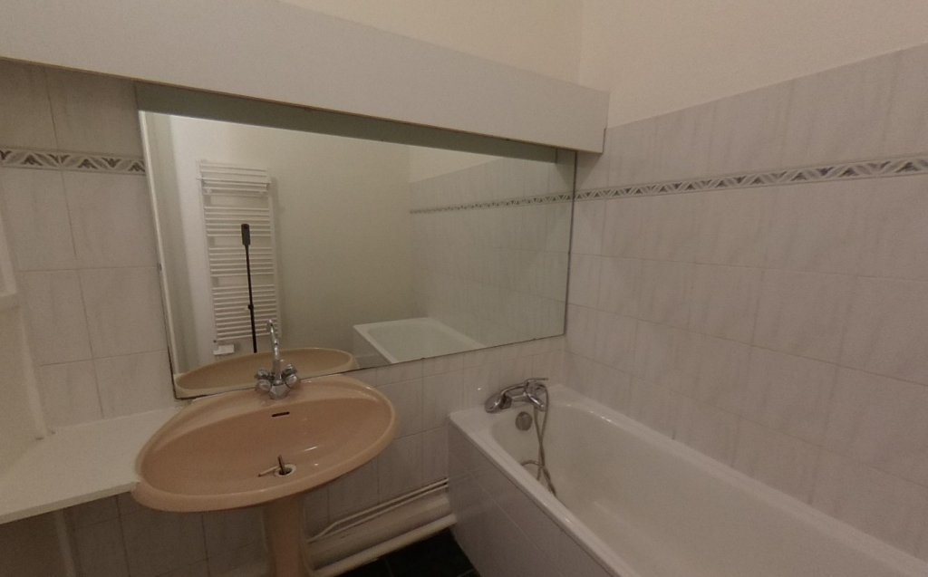 APPARTEMENT T3 A LOUER - LYON 7EME ARRONDISSEMENT - 94.51 m2 - 1 230 &euro; charges comprises par mois