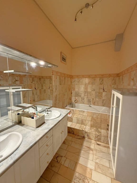 APPARTEMENT T4 A LOUER - LYON 2EME ARRONDISSEMENT - 138.7 m2 - 1�940�&euro; charges comprises par mois