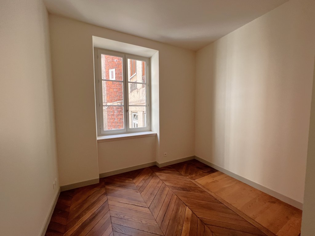 APPARTEMENT T4 A LOUER - LYON 2EME ARRONDISSEMENT - 80.74 m2 - 1 680 &euro; charges comprises par mois