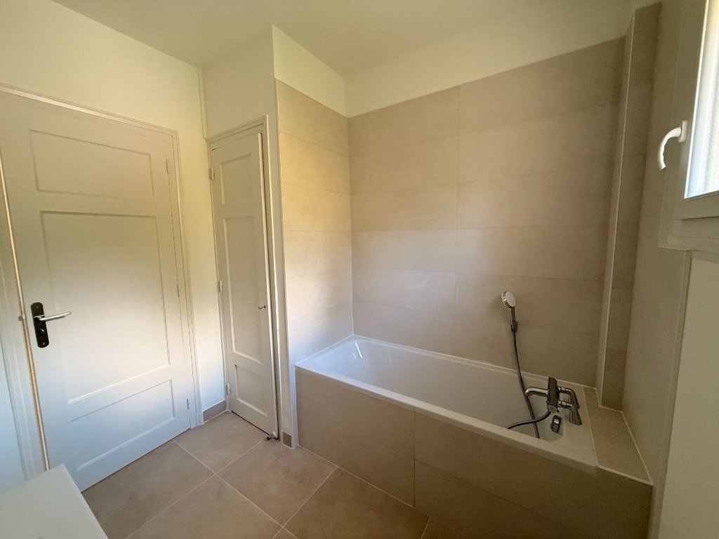 APPARTEMENT T4 A LOUER - STE FOY LES LYON - 113.82 m2 - 1 840 &euro; charges comprises par mois