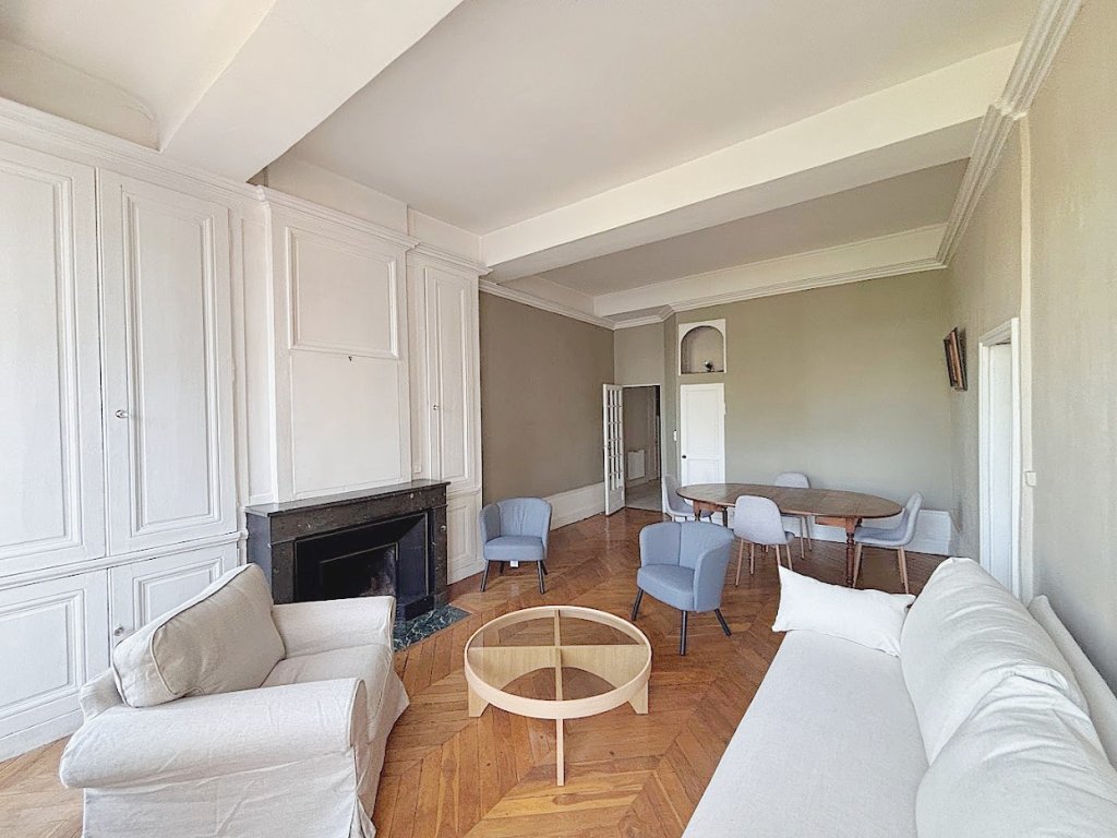 APPARTEMENT T5 A LOUER - LYON 2EME ARRONDISSEMENT - 126.76 m2 - 1 900 &euro; charges comprises par mois
