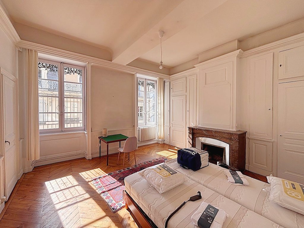 APPARTEMENT T5 A LOUER - LYON 2EME ARRONDISSEMENT - 126.76 m2 - 1 900 &euro; charges comprises par mois