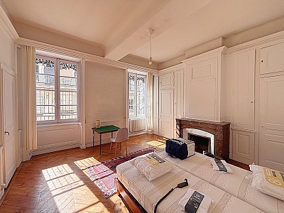 APPARTEMENT T5 A LOUER - LYON 2EME ARRONDISSEMENT - 126.76 m2 - 1 900 € charges comprises par mois