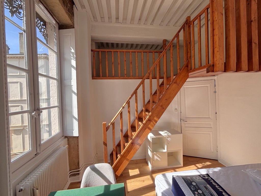 APPARTEMENT T5 A LOUER - LYON 2EME ARRONDISSEMENT - 126.76 m2 - 1 900 &euro; charges comprises par mois