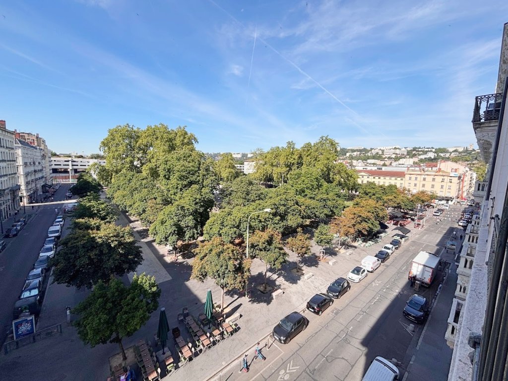 APPARTEMENT T5 A LOUER - LYON 2EME ARRONDISSEMENT - 126.76 m2 - 1 900 &euro; charges comprises par mois