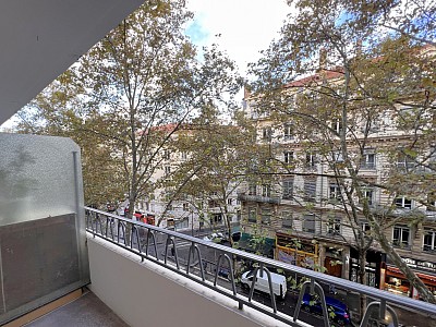 APPARTEMENT T4 A LOUER - LYON 7EME ARRONDISSEMENT - 108.28 m2 - 1565 € charges comprises par mois